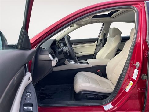 Used 2022 Honda Accord Touring image 9