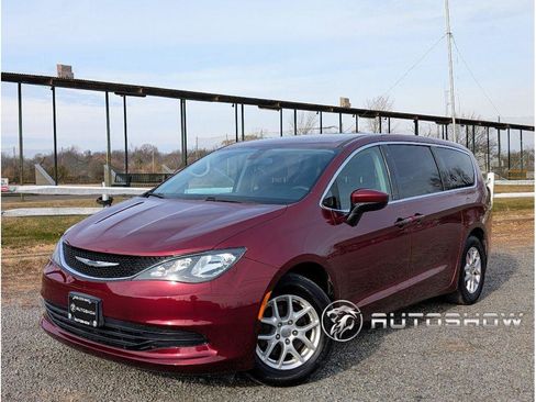 Used 2018 Chrysler Pacifica LX image 1