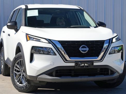 Used 2023 Nissan Rogue S image 2