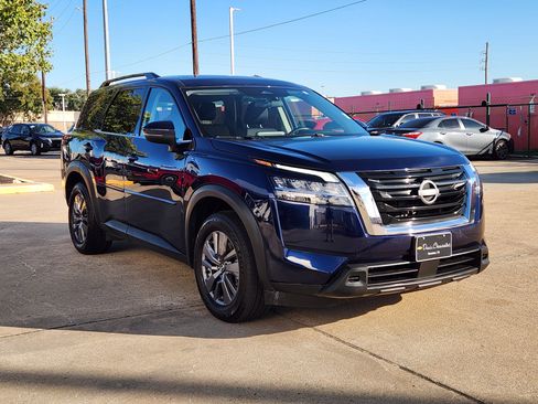 Used 2022 Nissan Pathfinder SV image 4