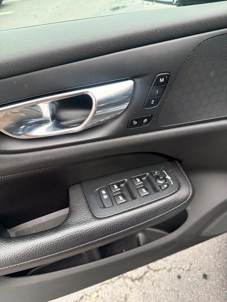 Used 2019 Volvo V60 T6 Momentum AWD/4WD image 11