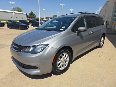 Used 2017 Chrysler Pacifica Touring FWD image 4
