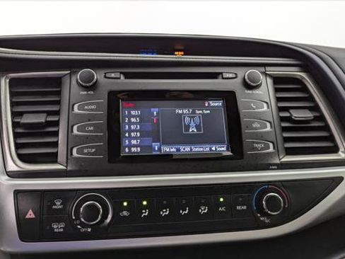 Used 2019 Toyota Highlander LE image 26