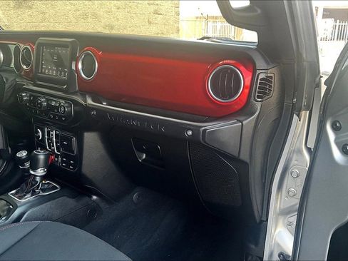 Used 2018 Jeep Wrangler Unlimited Rubicon AWD/4WD image 15