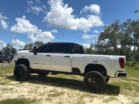 Used 2024 GMC Sierra 2500 Denali Ultimate AWD/4WD image 7