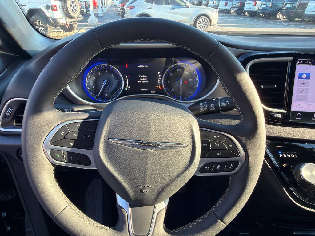 Used 2025 Chrysler Pacifica Select FWD image 27