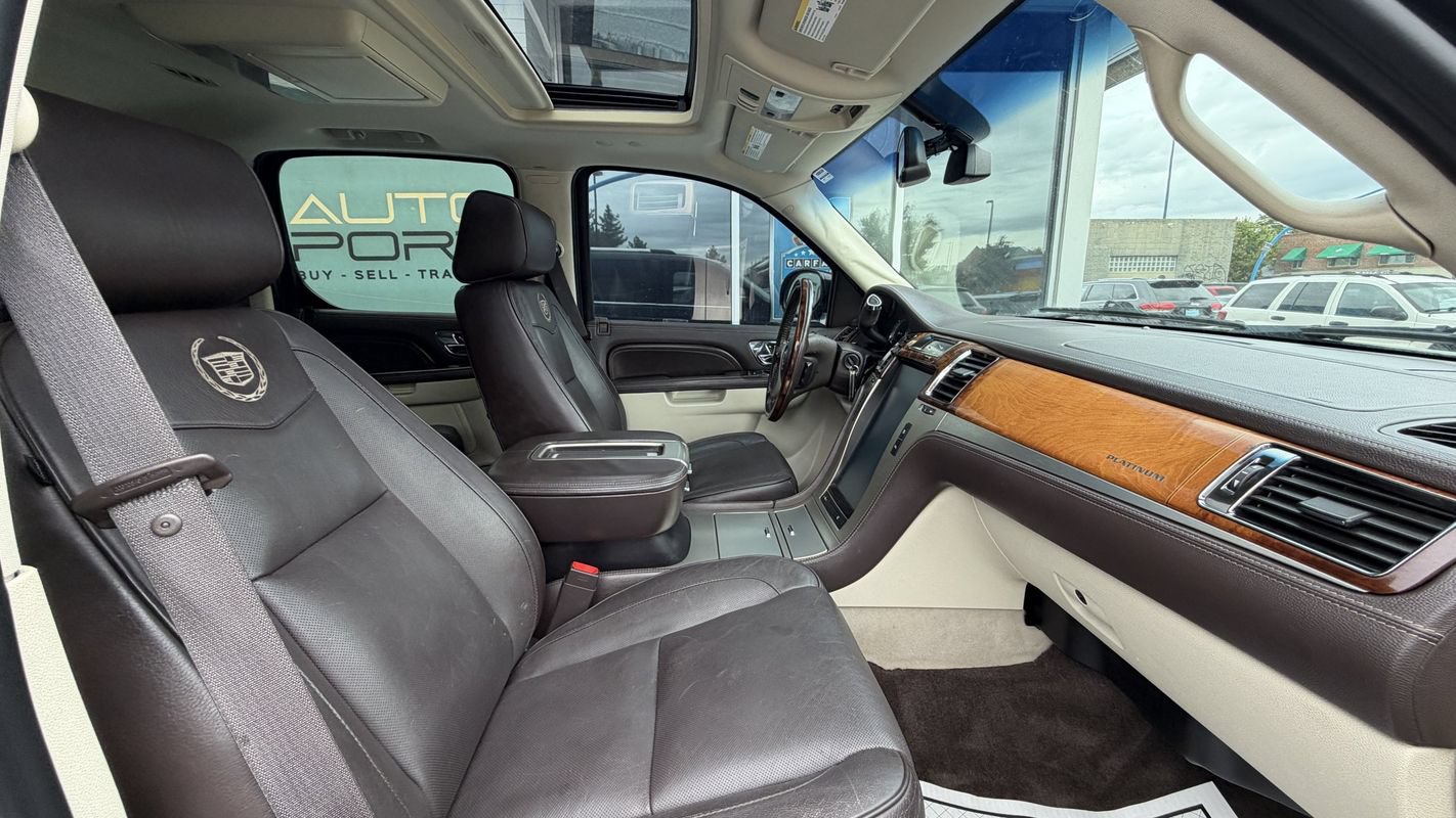 Used 2011 Cadillac Escalade ESV Platinum AWD/4WD image 16