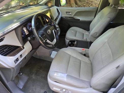 Used 2016 Toyota Sienna XLE FWD image 2
