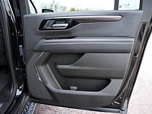 Used 2025 Chevrolet Suburban Z71 image 13