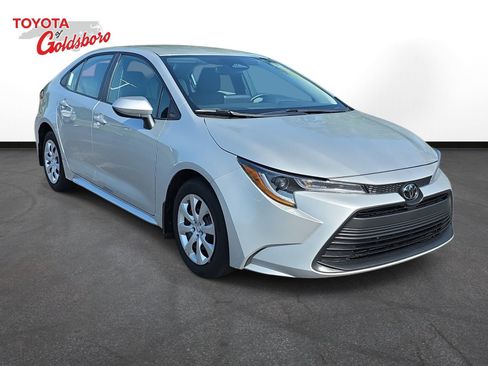 Used 2025 Toyota Corolla LE FWD image 3