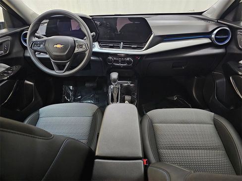 Used 2025 Chevrolet Trax LT image 18