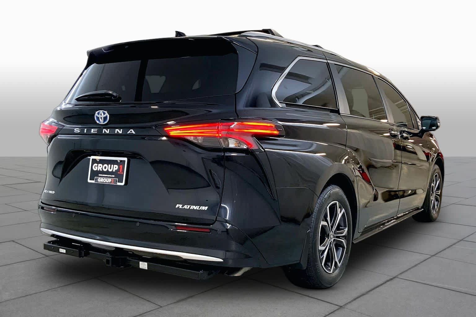 Used 2025 Toyota Sienna Platinum AWD/4WD image 12
