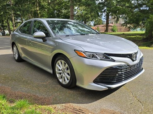 Used 2020 Toyota Camry LE image 7