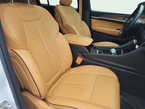 Used 2025 Jeep Grand Cherokee Summit AWD/4WD image 19