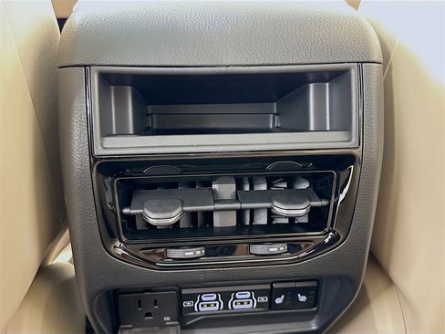 New 2025 Jeep Grand Cherokee Limited image 28