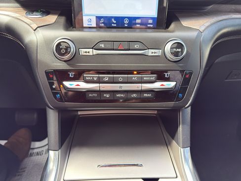 Used 2020 Ford Explorer Platinum w/ Premium Technology Package AWD/4WD image 22