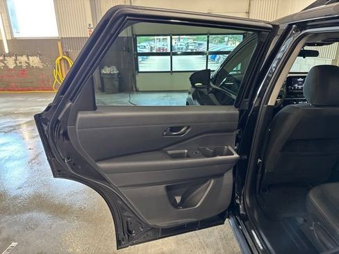 Certified 2024 Nissan Pathfinder SV w/ SV Premium Package AWD/4WD image 11
