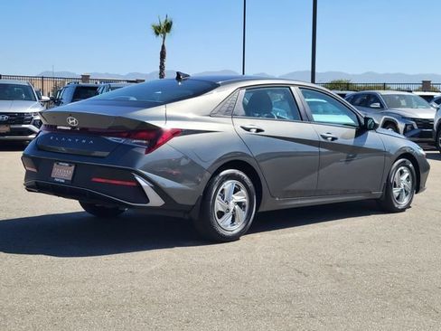 New 2026 Hyundai Elantra SE FWD image 4