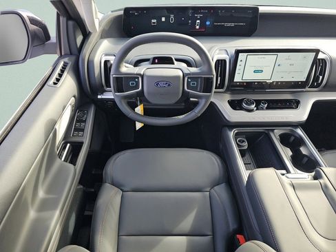 New 2025 Ford Expedition Active image 4