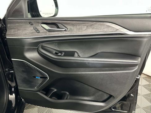 Used 2023 Jeep Grand Cherokee Overland w/ Luxury Tech Group IV image 40