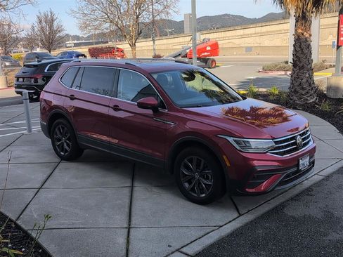 Used 2022 Volkswagen Tiguan SE w/ Panoramic Sunroof Package image 5