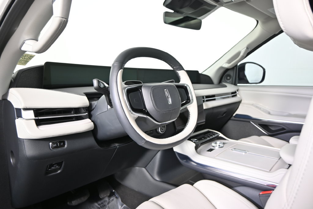 Used 2026 Lincoln Navigator Reserve w/ Jet Appearance Package AWD/4WD image 23