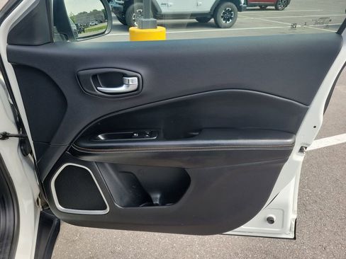 Used 2017 Jeep Compass Latitude w/ Cold Weather Group FWD image 40