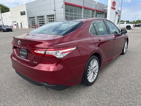 Used 2018 Toyota Camry XLE FWD image 11