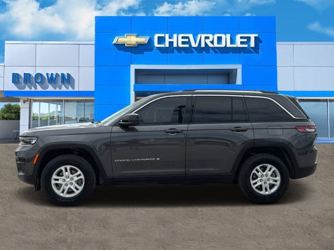 Used 2023 Jeep Grand Cherokee Laredo RWD image 4