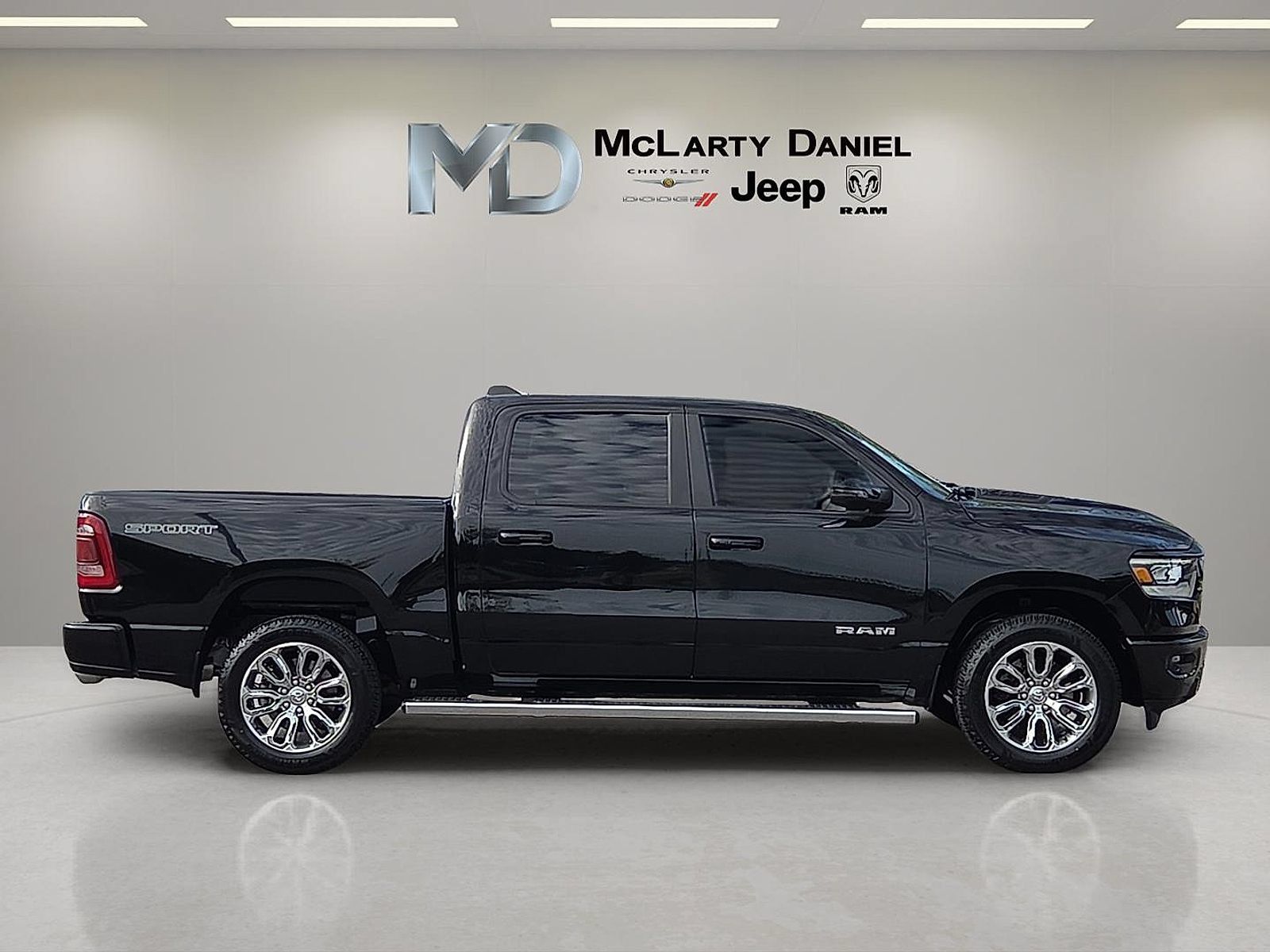 Used 2023 RAM 1500 Laramie AWD/4WD image 6