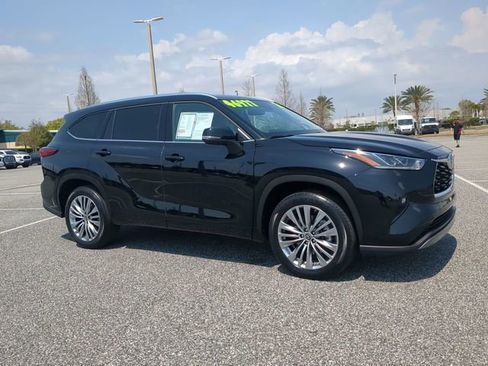 Used 2023 Toyota Highlander Platinum image 2