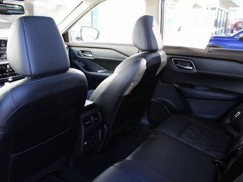 Used 2021 Nissan Rogue Platinum image 16