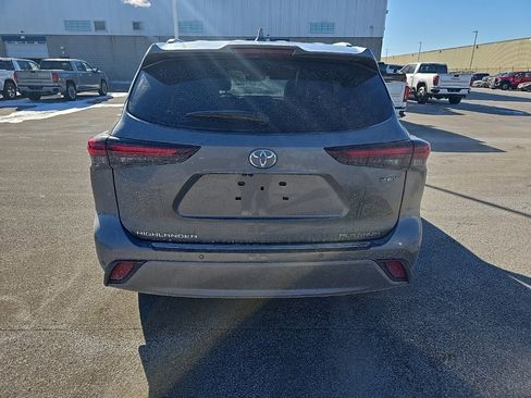 Used 2025 Toyota Highlander Platinum image 4