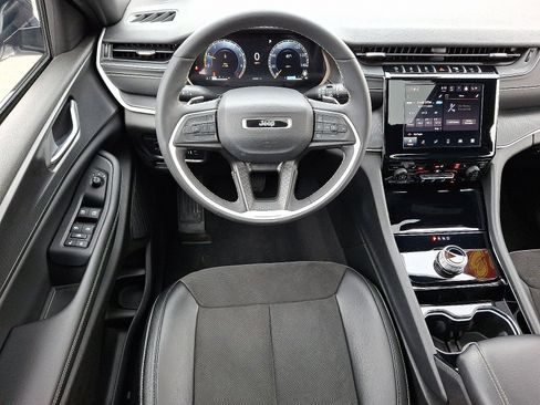 Certified 2023 Jeep Grand Cherokee Altitude image 11