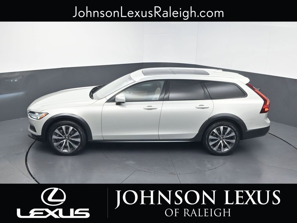 Used 2021 Volvo V90 T6 Cross Country AWD/4WD image 25