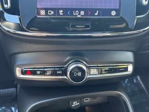 Used 2025 Volvo XC40 B5 Plus image 24