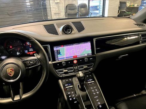 Certified 2023 Porsche Macan image 10