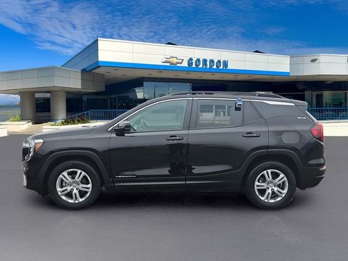 Used 2022 GMC Terrain SLE w/ Driver Convenience Package image 3