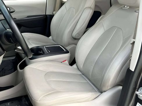 Used 2021 Chrysler Pacifica Touring-L FWD image 33