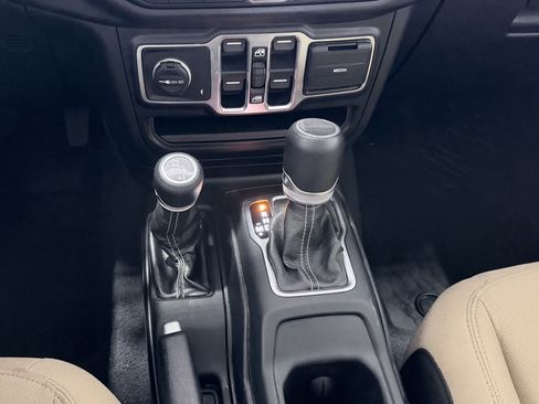 Used 2020 Jeep Gladiator Overland AWD/4WD image 22