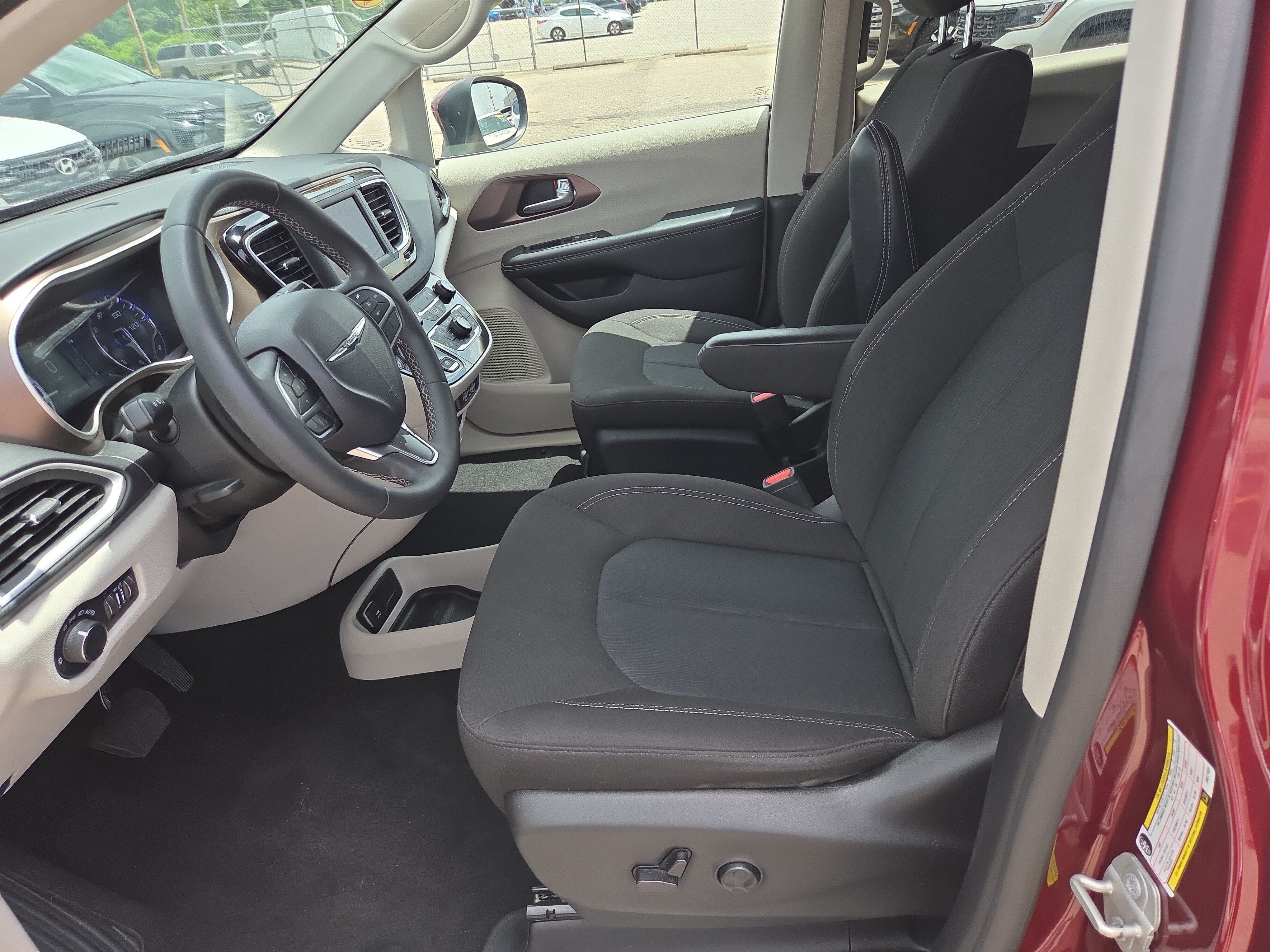 Used 2023 Chrysler Voyager LX FWD image 5