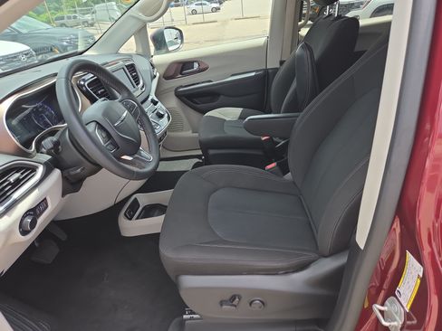 Used 2023 Chrysler Voyager LX FWD image 5