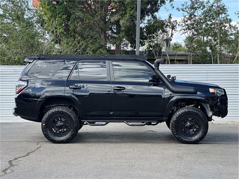 Used 2019 Toyota 4Runner SR5 AWD/4WD image 9