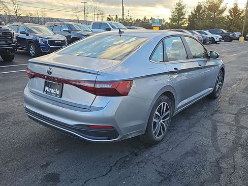 Used 2025 Volkswagen Jetta SE image 2