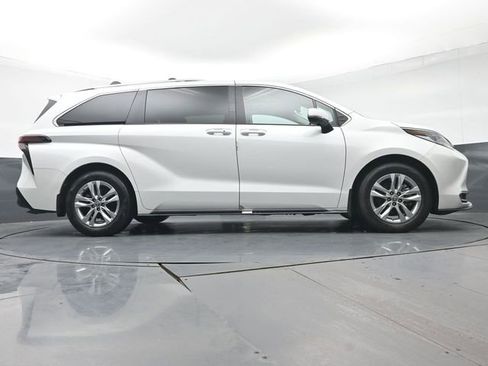Certified 2023 Toyota Sienna Limited image 40