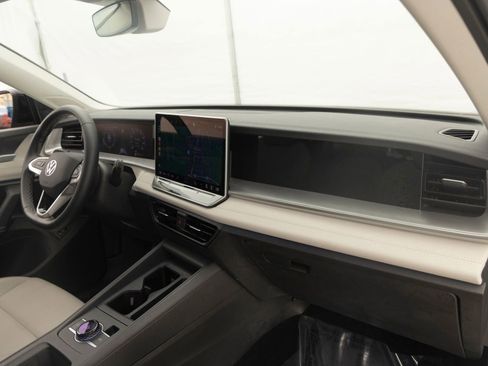 Used 2025 Volkswagen Tiguan SE AWD/4WD image 28