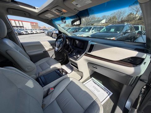 Used 2016 Toyota Sienna XLE image 41