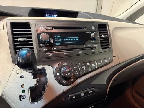 Used 2013 Toyota Sienna SE FWD image 20