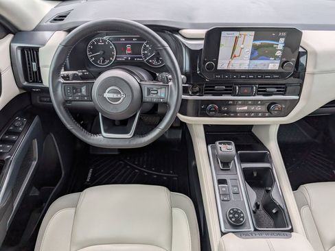 Used 2025 Nissan Pathfinder SL AWD/4WD image 5