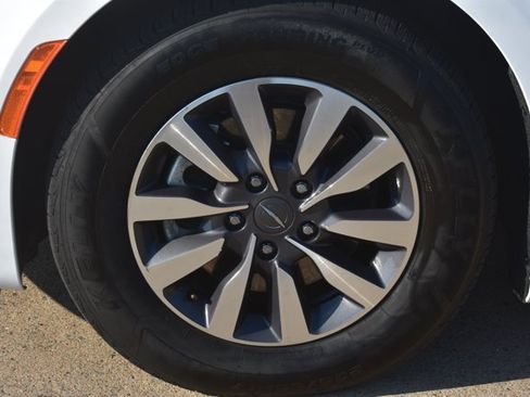 Used 2024 Chrysler Pacifica Limited FWD image 11